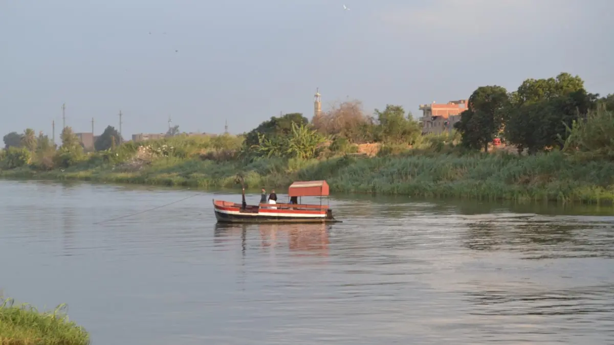 وفاة شخصين وفقدان 5 بحادث غرق مركب عمال في النيل (صور) 