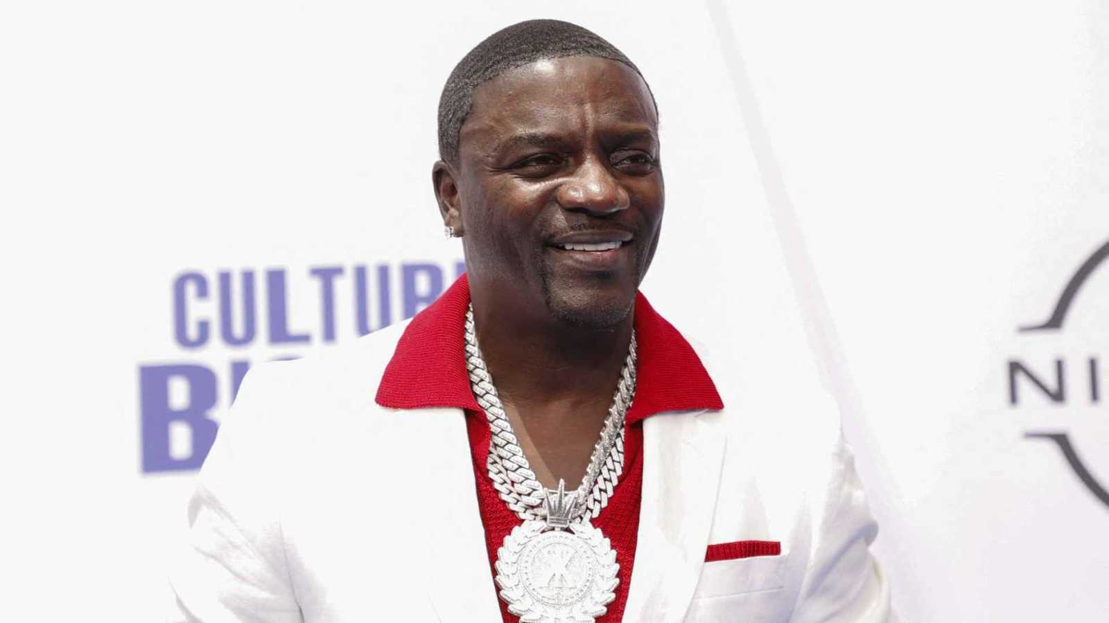 اعتقال مغني الراب الشهير آكون