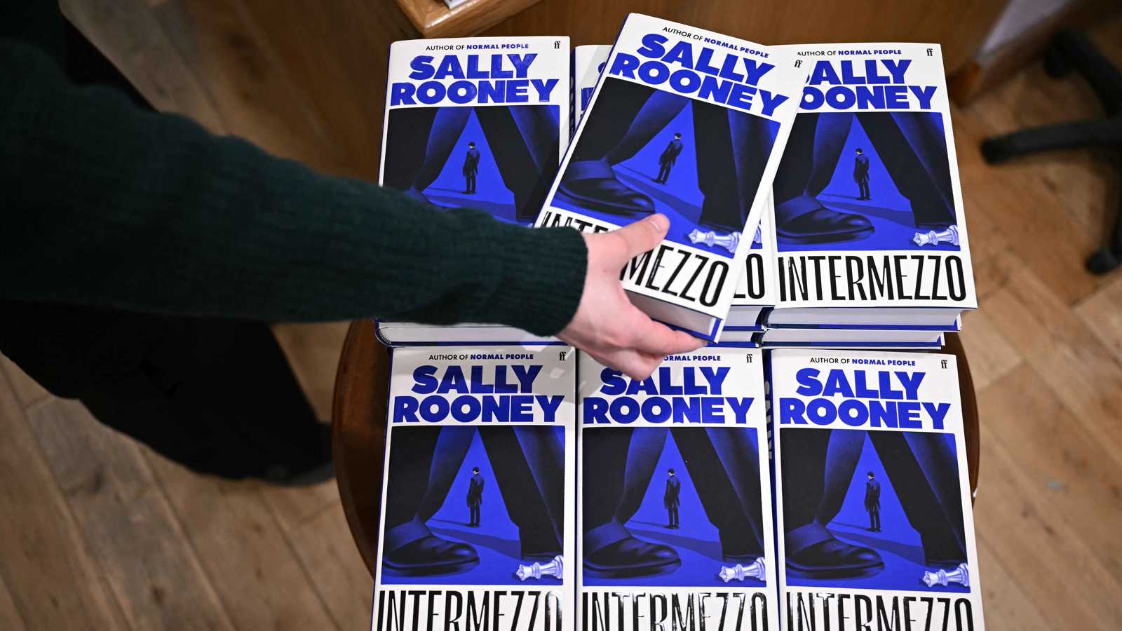 كاتبة أيرلندية تمنح عوائد مسلسلين في بريطانيا لمنظمة "فلسطين أكشن"