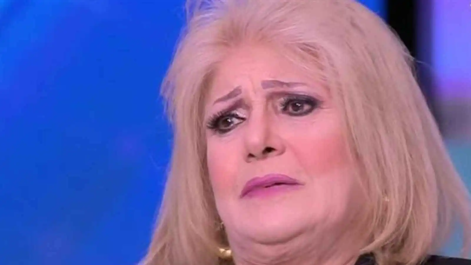 نجل جليلة محمود ينهار باكيًا: حالتها الصحية حرجة ولا أحد يسأل عنها