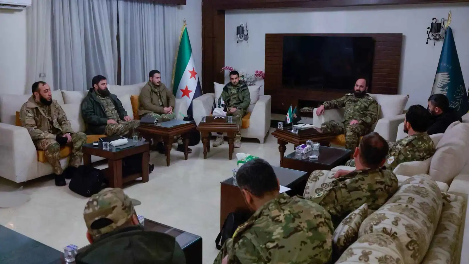  اللواء علي النعسان يلتقي قادة الفرق المتمركزة في حلب 