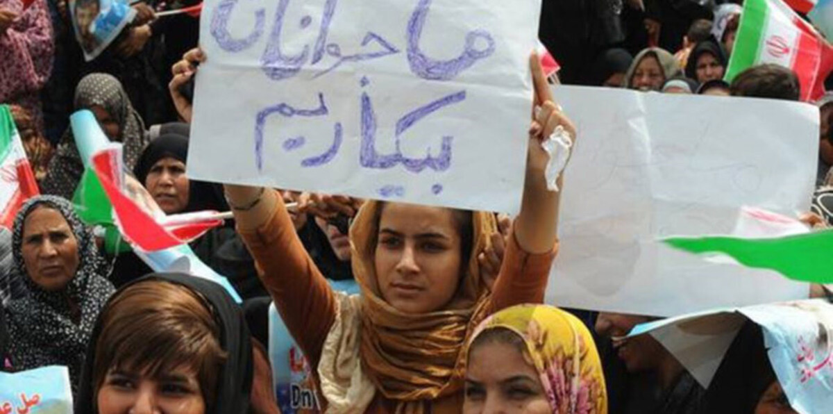 امرأة إيرانية تهتف بالموت لخامنئي في العاصمة طهران (فيديو)