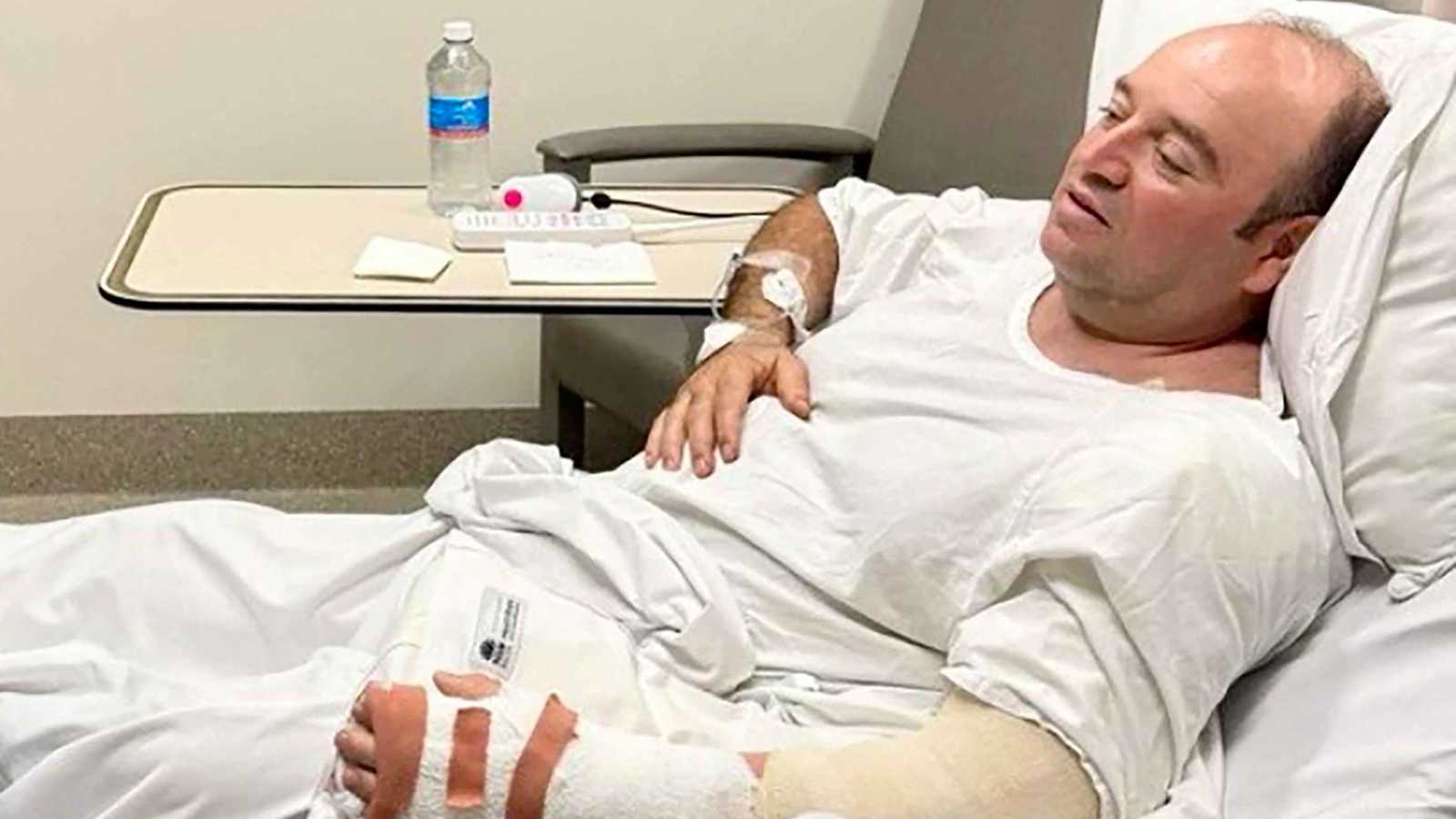 حاخام يهودي يزور السوري أحمد الأحمد "بطل" هجوم سيدني (صورة)