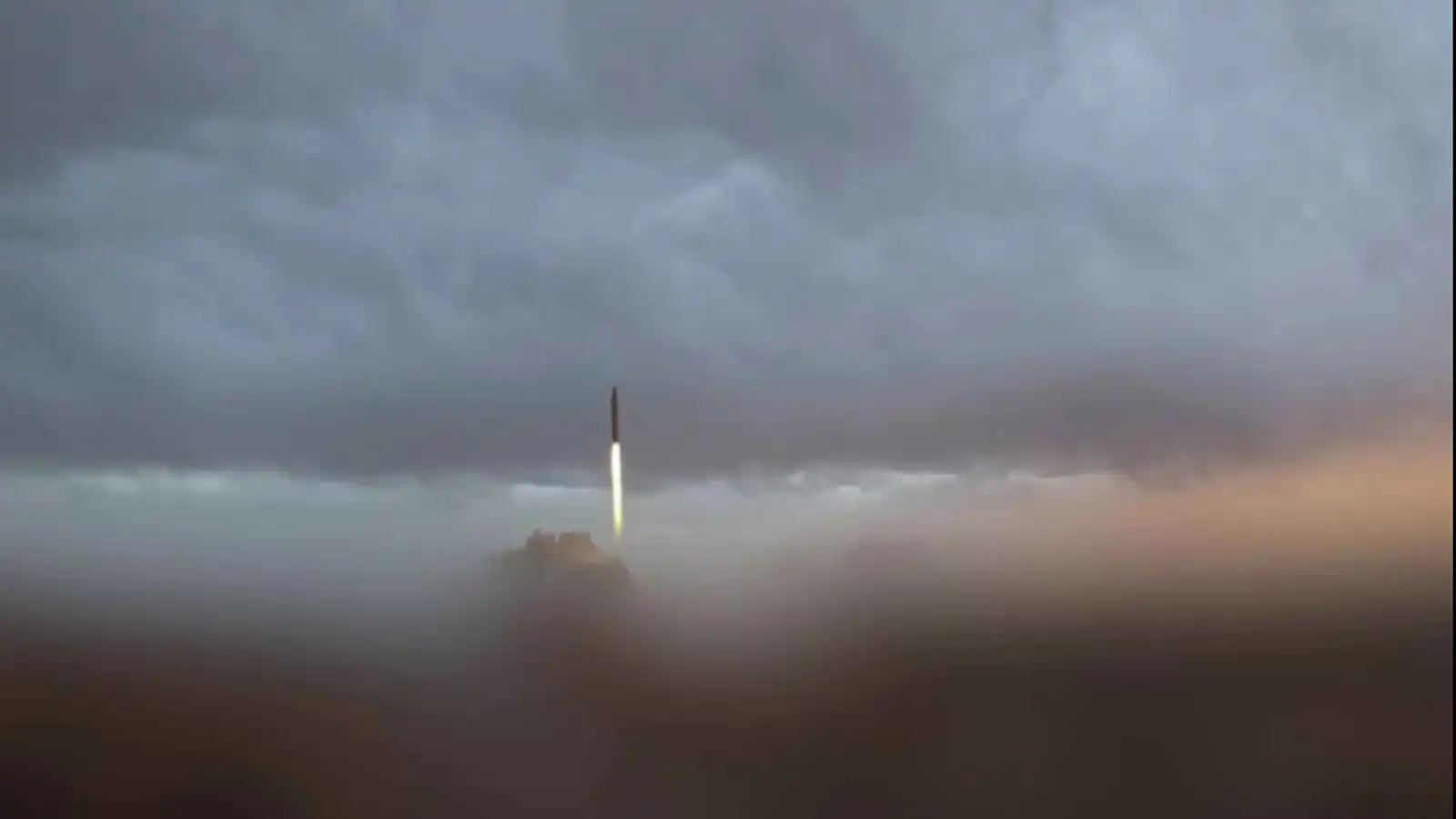 لحظة اطلاق صاروخ باليستي من إيران باتجاه إسرائيل 