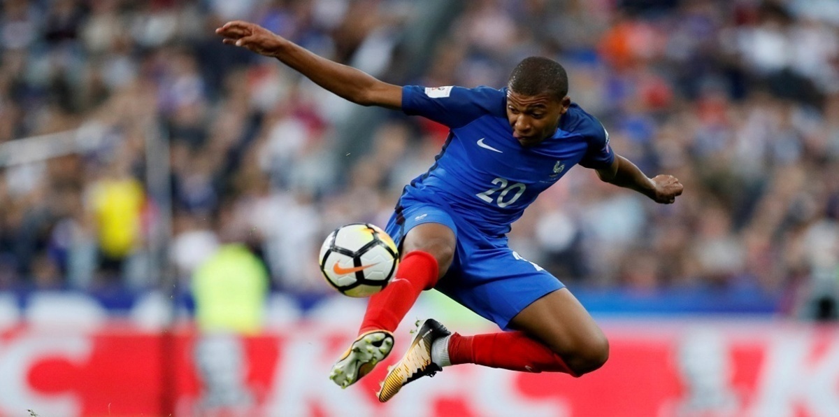 كيليان مبابي.. الفتى المعجزة الذي حلُم بالصعود إلى القمر