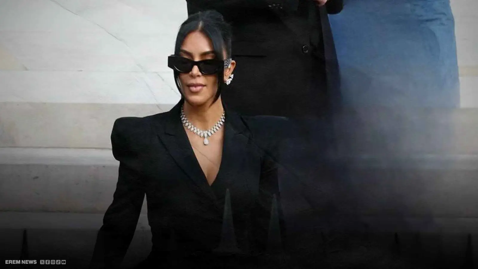 كارداشيان في المحكمة بمجوهرات قيمتها ملايين الدولارات (فيديو إرم)