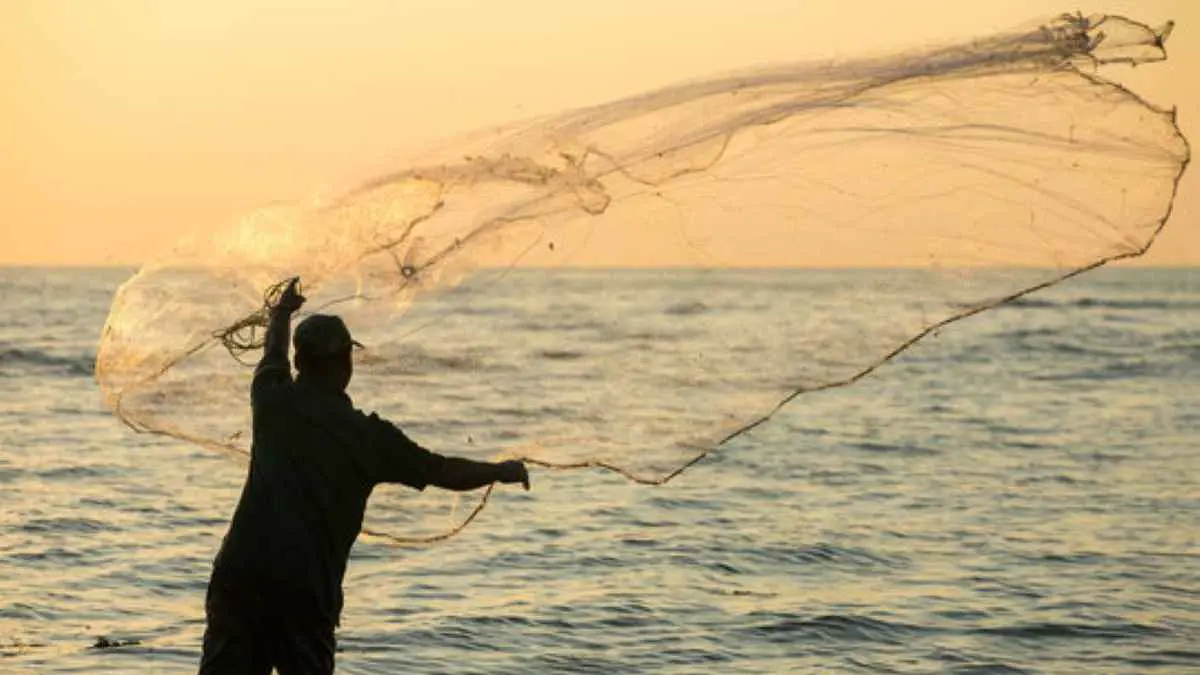 علقت في شباكه.. مفاجأة مرعبة و"صادمة" لصياد سوري (فيديو)