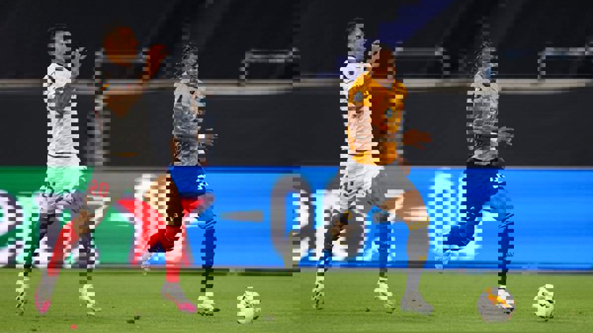 مباراة وولفرهامبتون ضد إشبيلية.. انطلاقة مذهلة من آداما تراوري تنتهي بركلة جزاء ضائعة (فيديو)