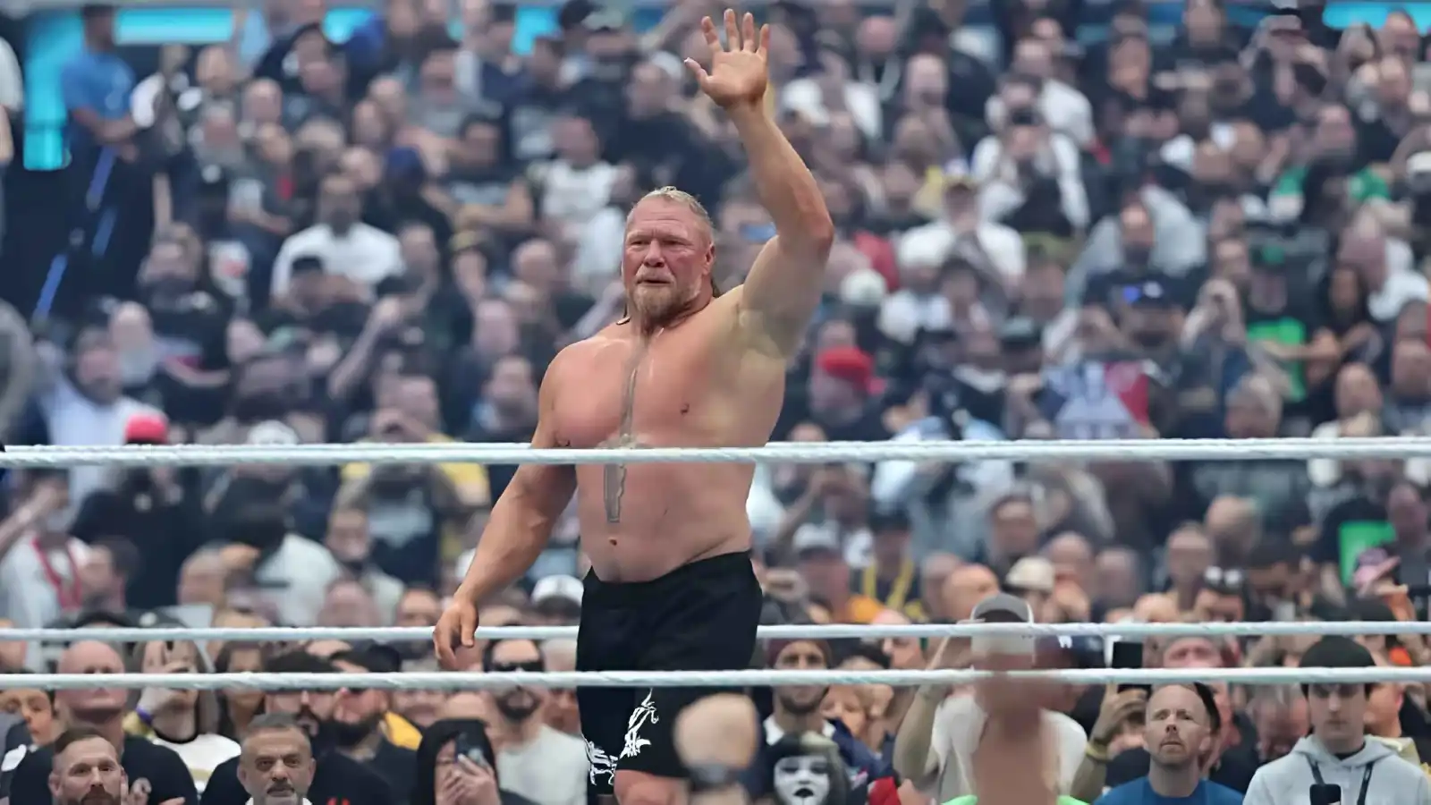 ترك حذاءه وقفازه.. هل اعتزل بروك ليسنر بعد خسارته أمام أوبا فيمي؟ (فيديو)