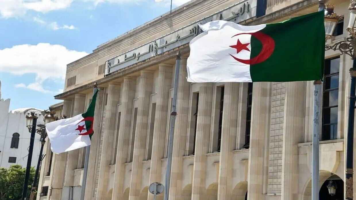 وصل صداه إلى البرلمان.. اعتداء على 40 طفلاً يهز الجزائر (فيديو)