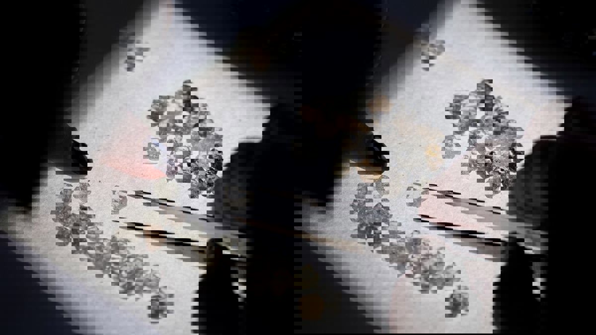 علماء يبتكرون ألماسا من الزجاجات البلاستيكية المستعملة