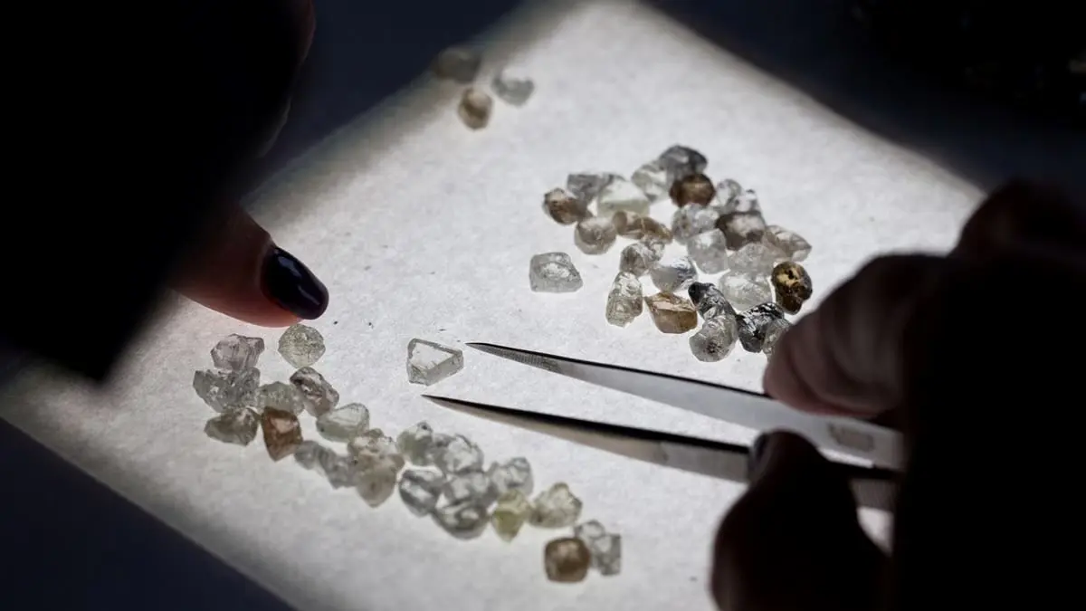 علماء يبتكرون ألماسا من الزجاجات البلاستيكية المستعملة