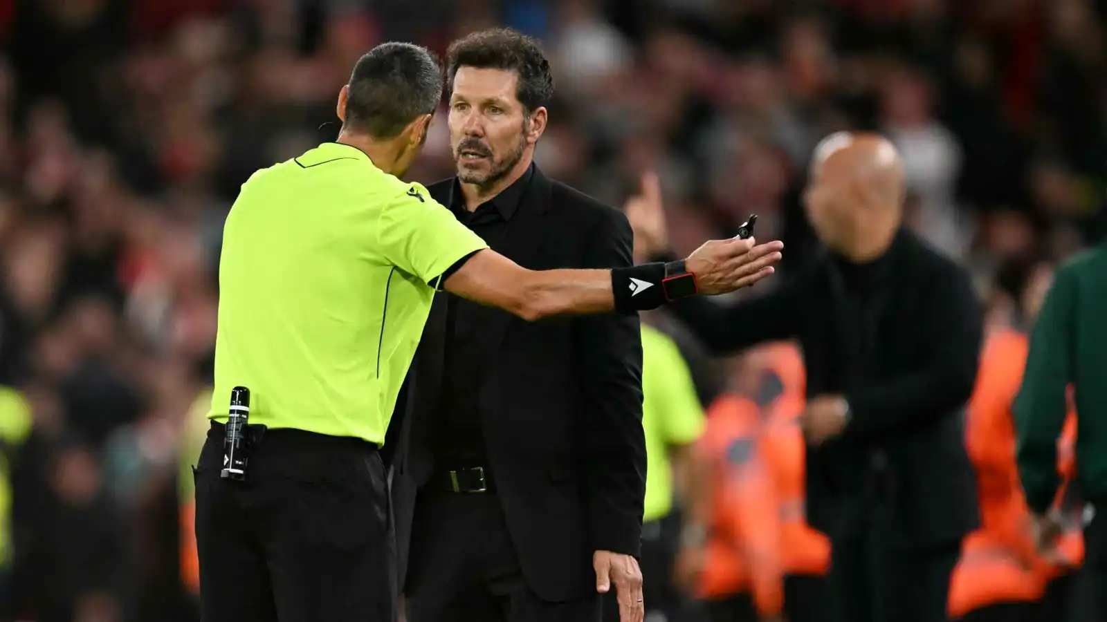 رسميا.. يويفا يفتح تحقيقا ضد دييغو سيميوني بعد مباراة أتلتيكو وليفربول