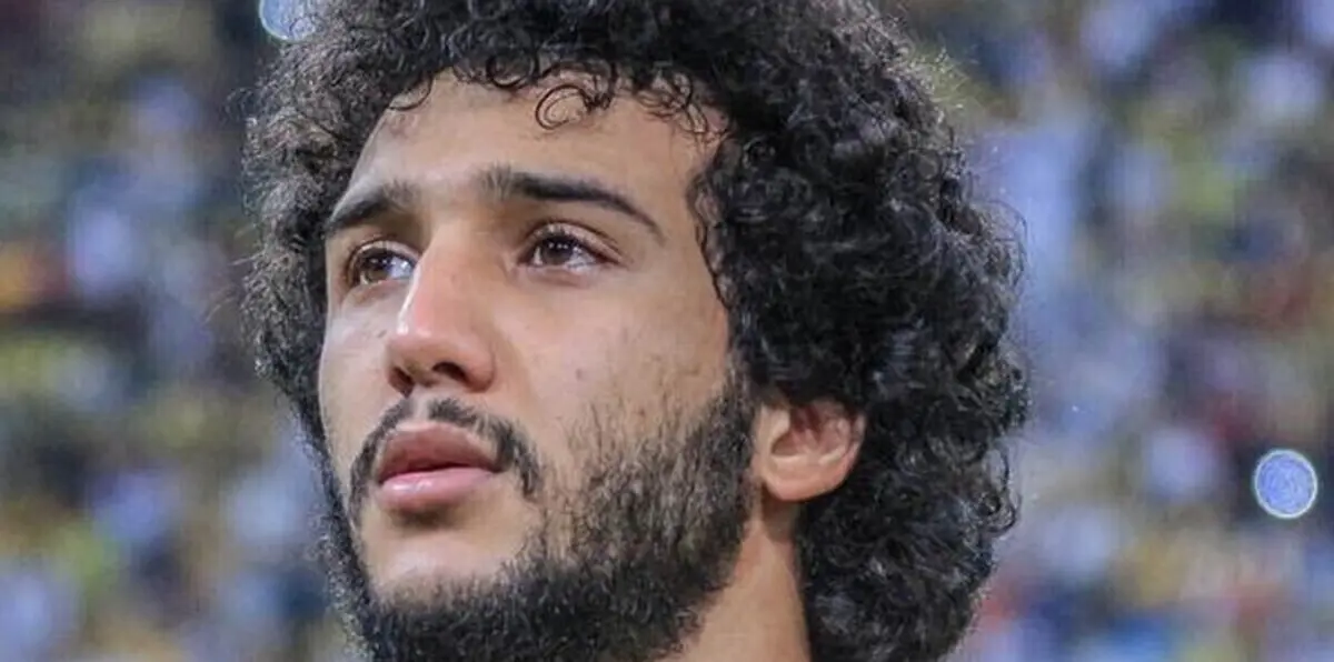 السعودي محمد قاسم يرشم الصليب.. ويثير غضبًا عارمًا (فيديو)