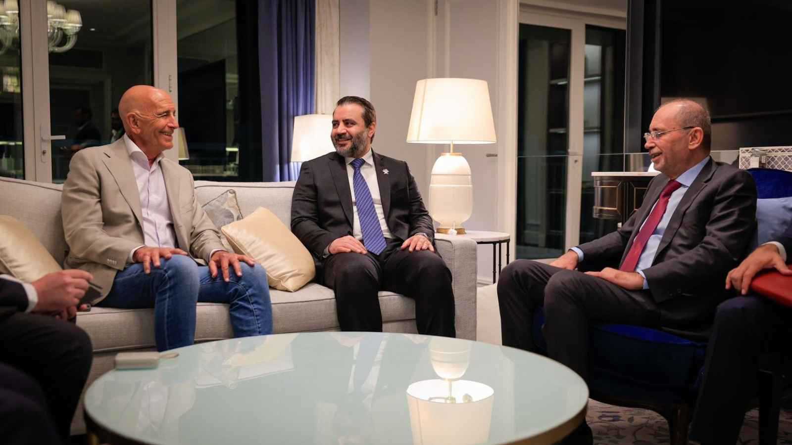 وزير خارجية سوريا يلتقي المبعوث الأمريكي باراك في الدوحة (صور)