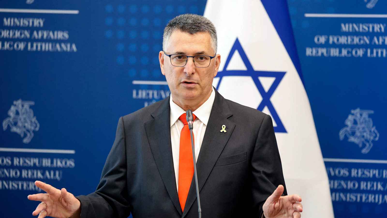 ساعر "يوبخ" سفيرة هولندا بعد منع دخول وزيرين إسرائيليين