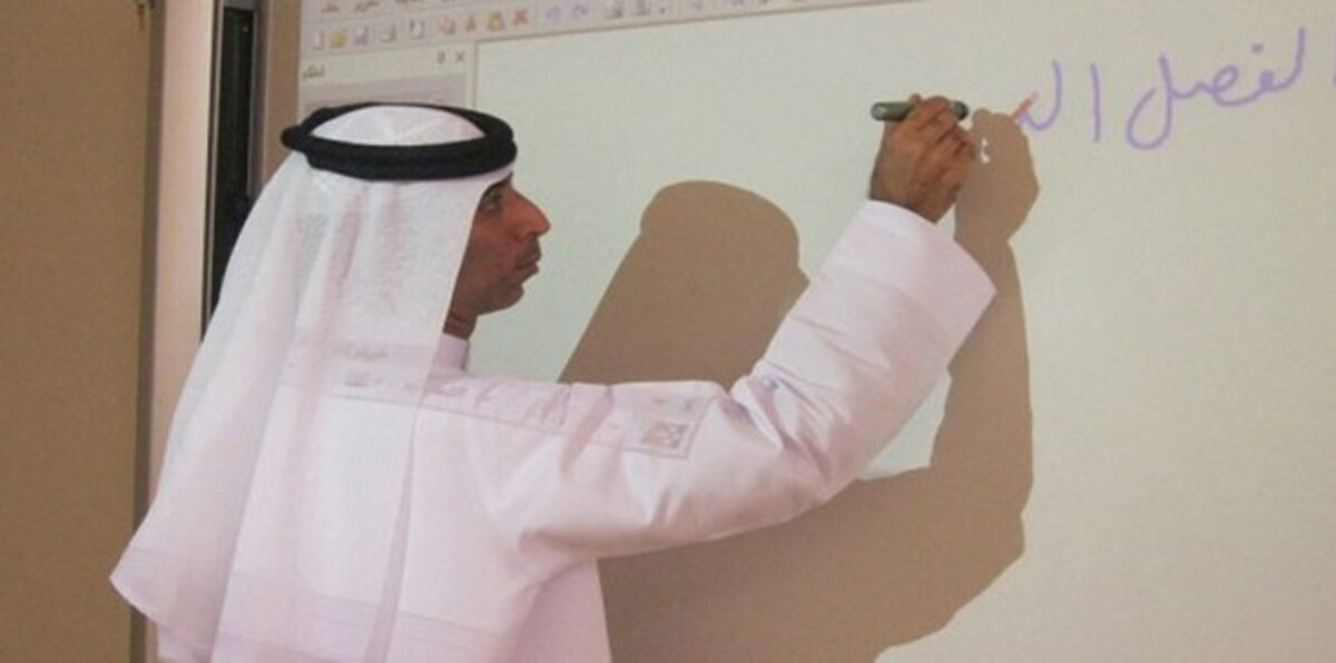 إجبار 100 معلم ومعلمة في السعودية على الوقوف ساعتين لتكريمهم في يوم المعلم