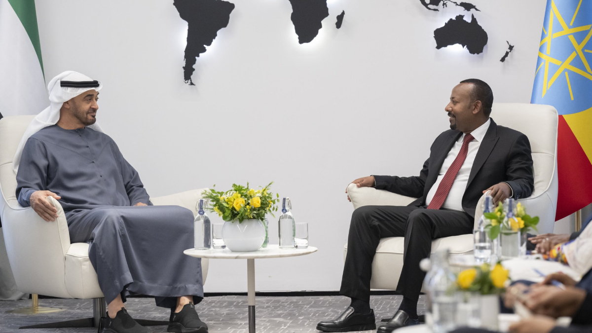 محمد بن زايد يبحث مع آبي أحمد التطورات الإقليمية وتعزيز العلاقات