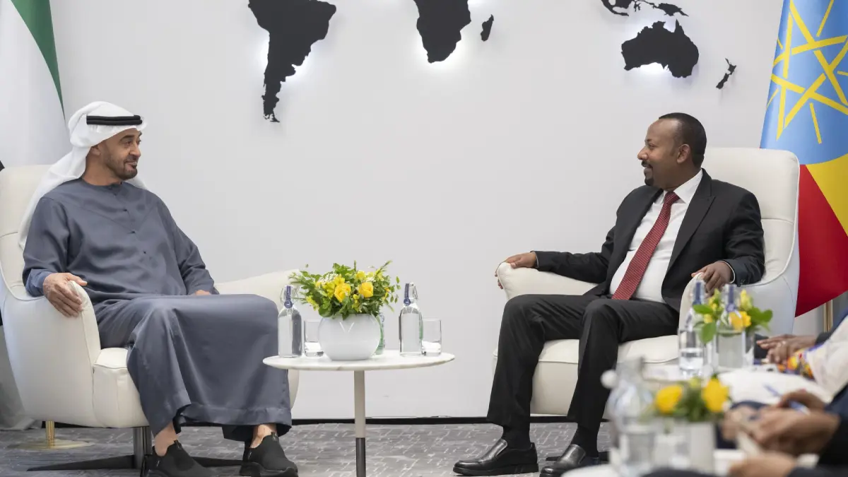 محمد بن زايد يبحث مع آبي أحمد التطورات الإقليمية وتعزيز العلاقات