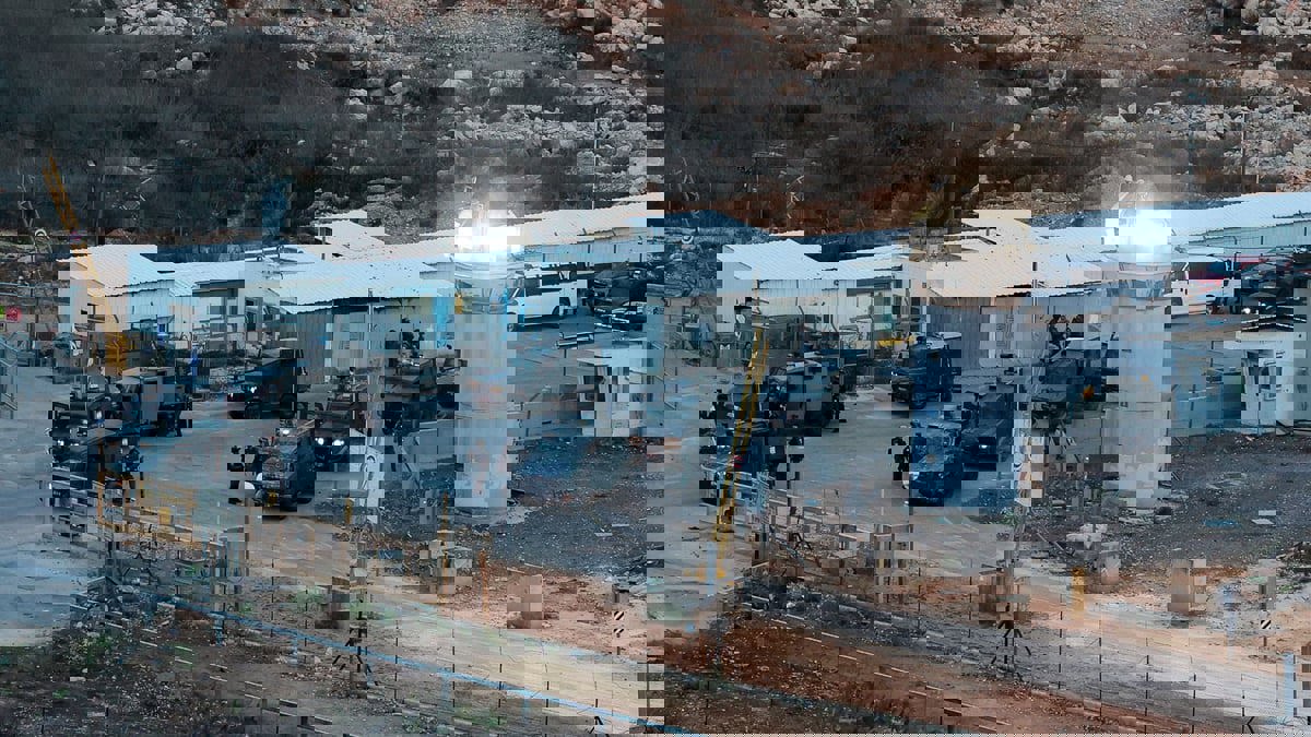 "السجون الإسرائيلية" تعزل الأسرى الفلسطينيين عن العالم