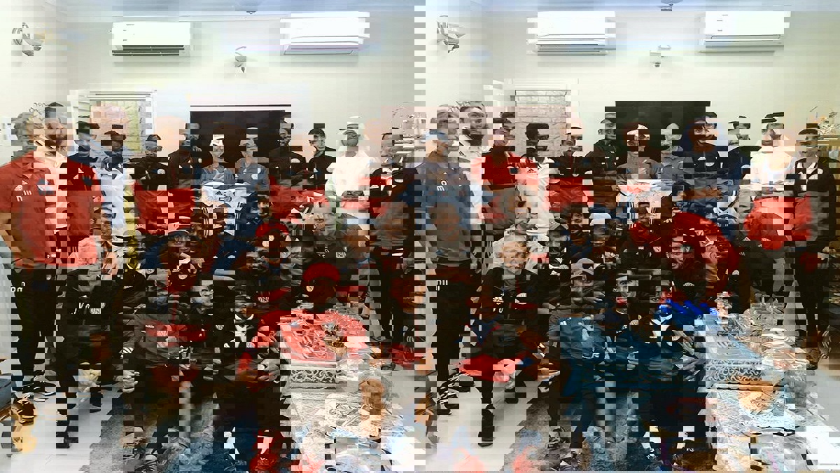 شاهد.. زيارة لاعبي الجزيرة الإماراتي للشاب خليفة دعفوس المهيري المصاب في السرطان (صور)