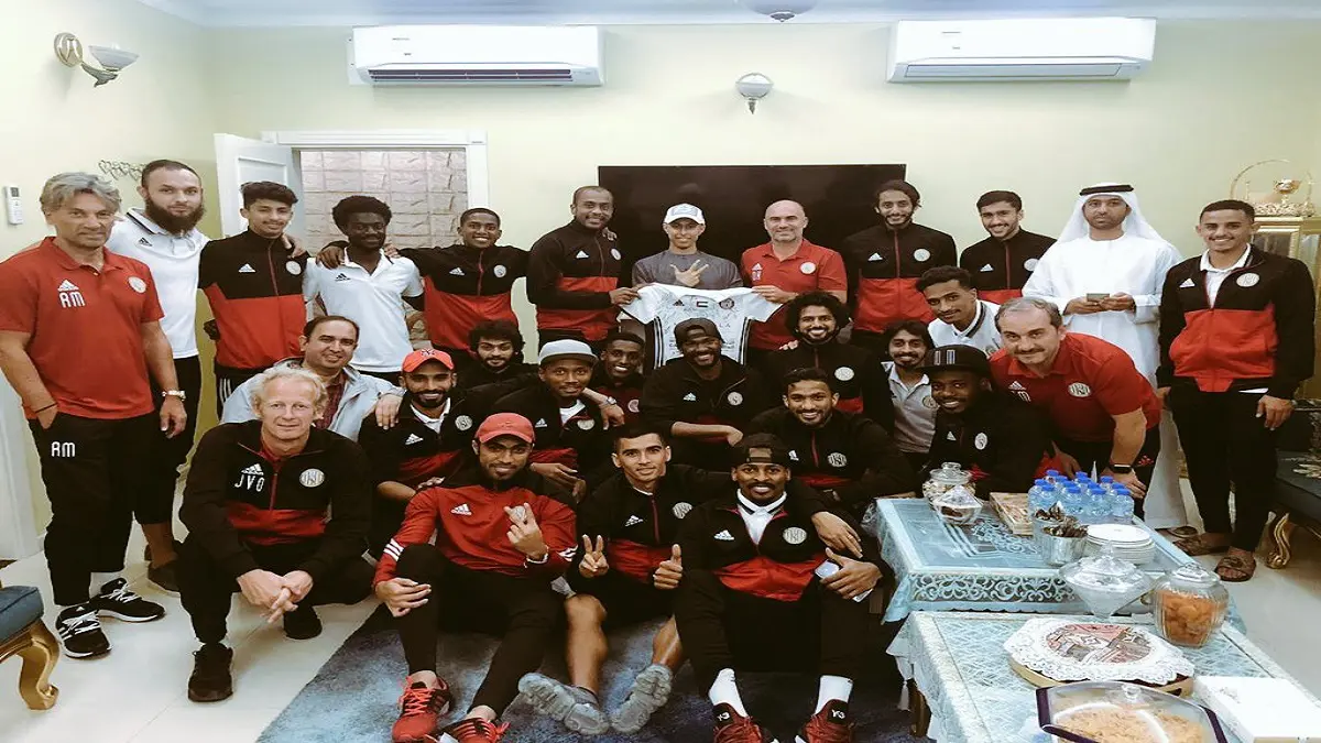 شاهد.. زيارة لاعبي الجزيرة الإماراتي للشاب خليفة دعفوس المهيري المصاب في السرطان (صور)