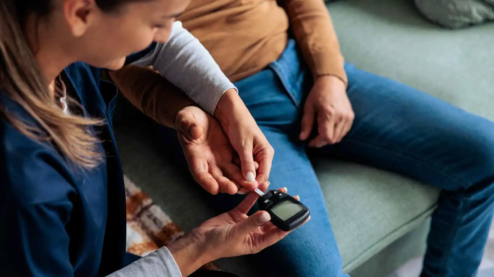 ليس الطعام فقط.. 5 عوامل ترفع مستويات السكر في الدم