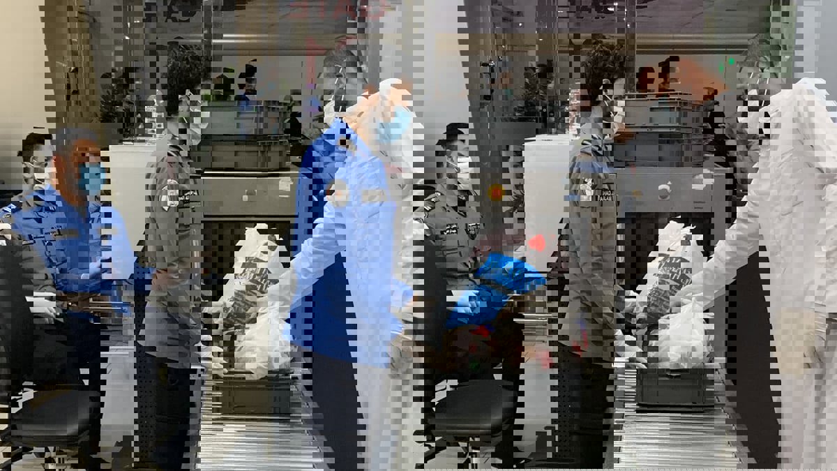 مفتشو أمن مطار الكويت ينفذون احتجاجا اعتراضا على مواعيد العمل (فيديو)