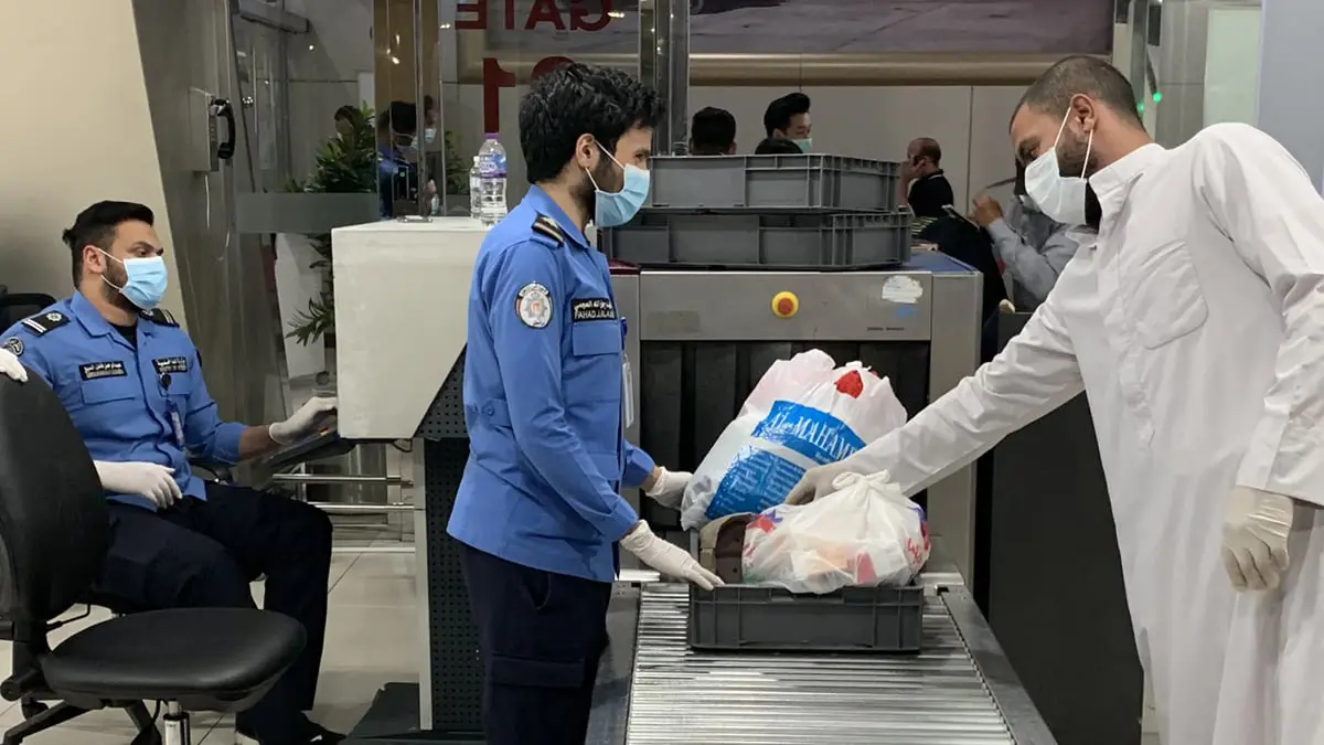 مفتشو أمن مطار الكويت ينفذون احتجاجا اعتراضا على مواعيد العمل (فيديو)