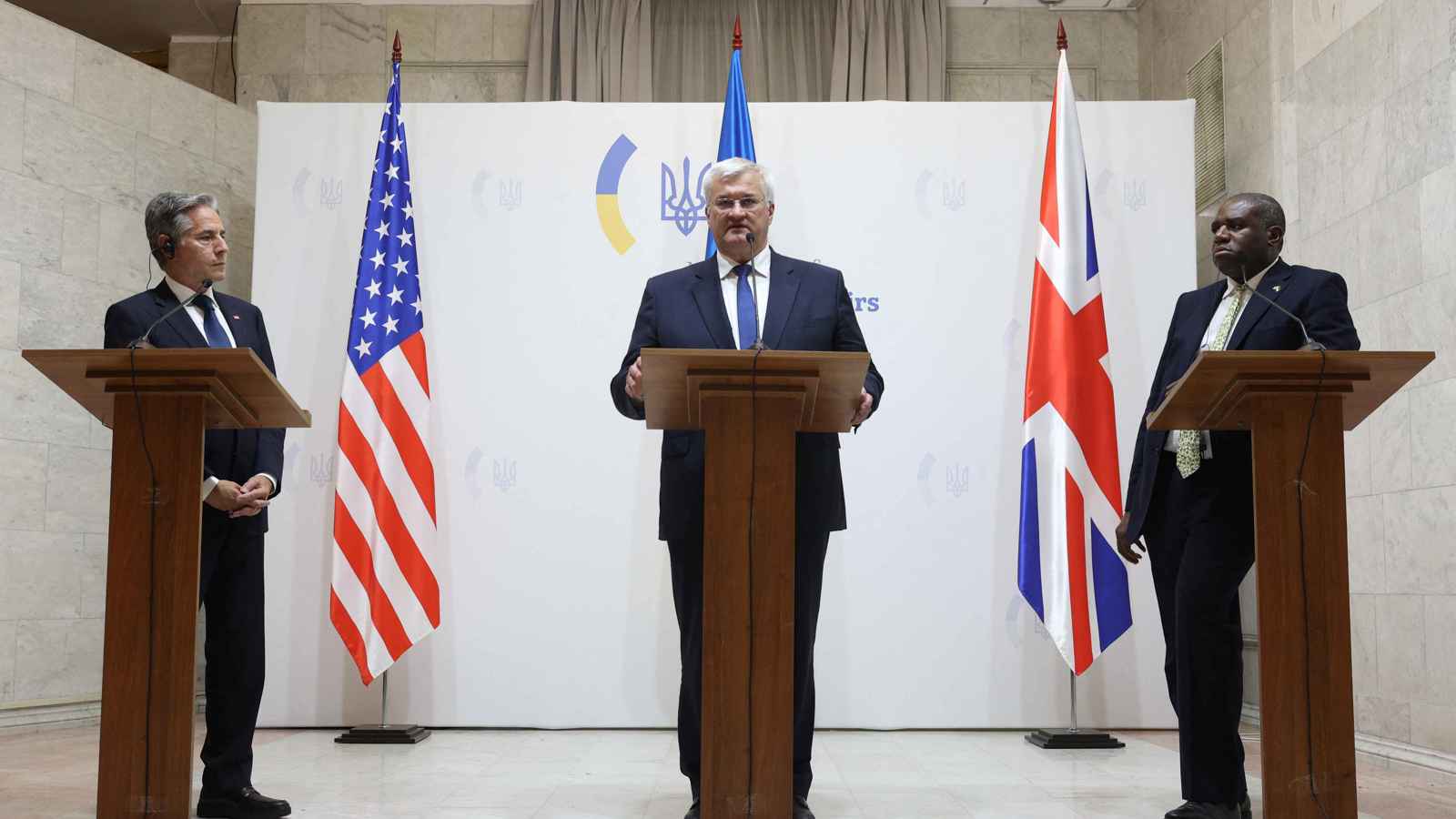 "تفصيلية وبناءة".. أوكرانيا تشيد بزيارة بلينكن ولامي