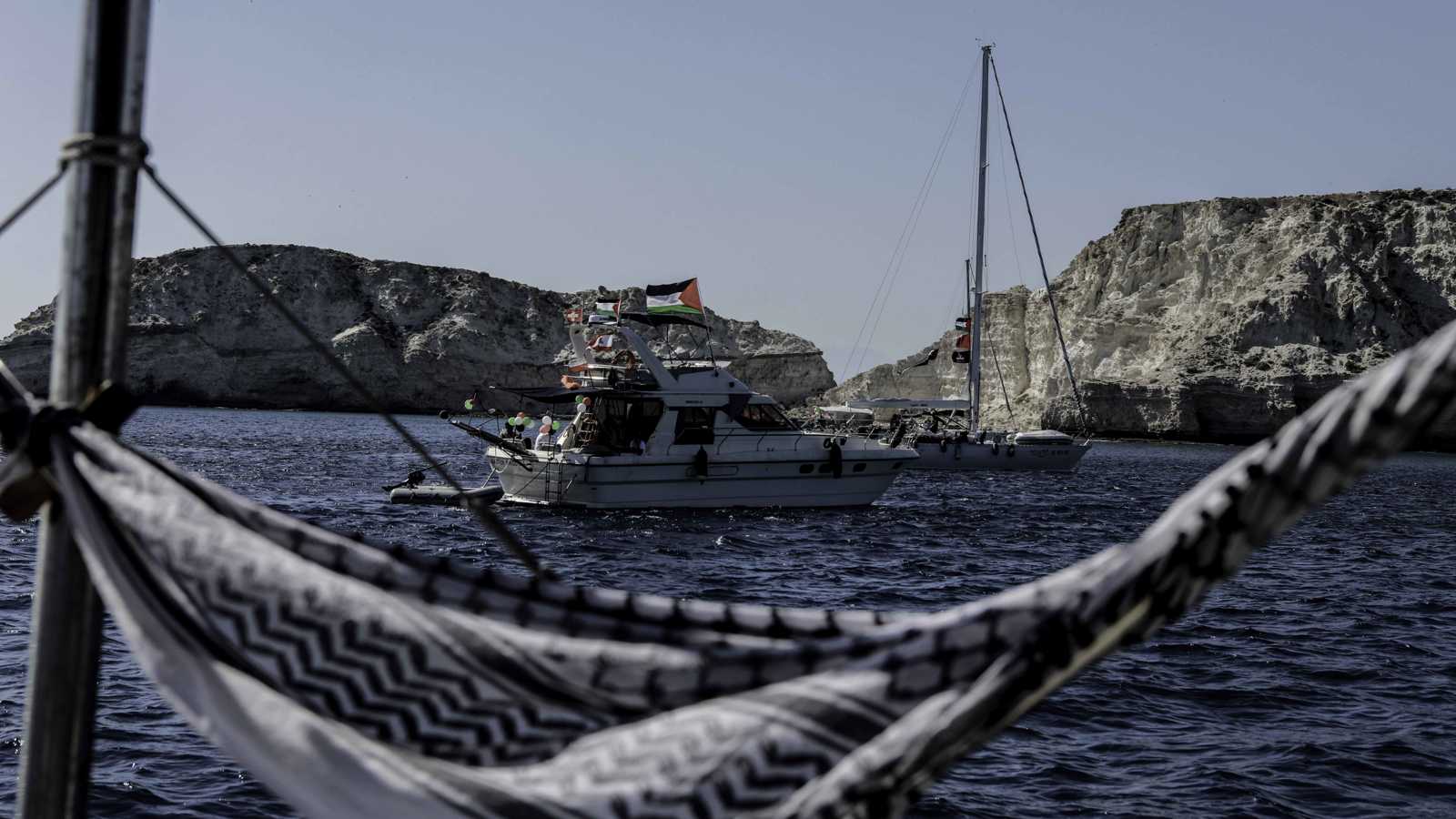 قارب من "أسطول الصمود" يرسو في قبرص