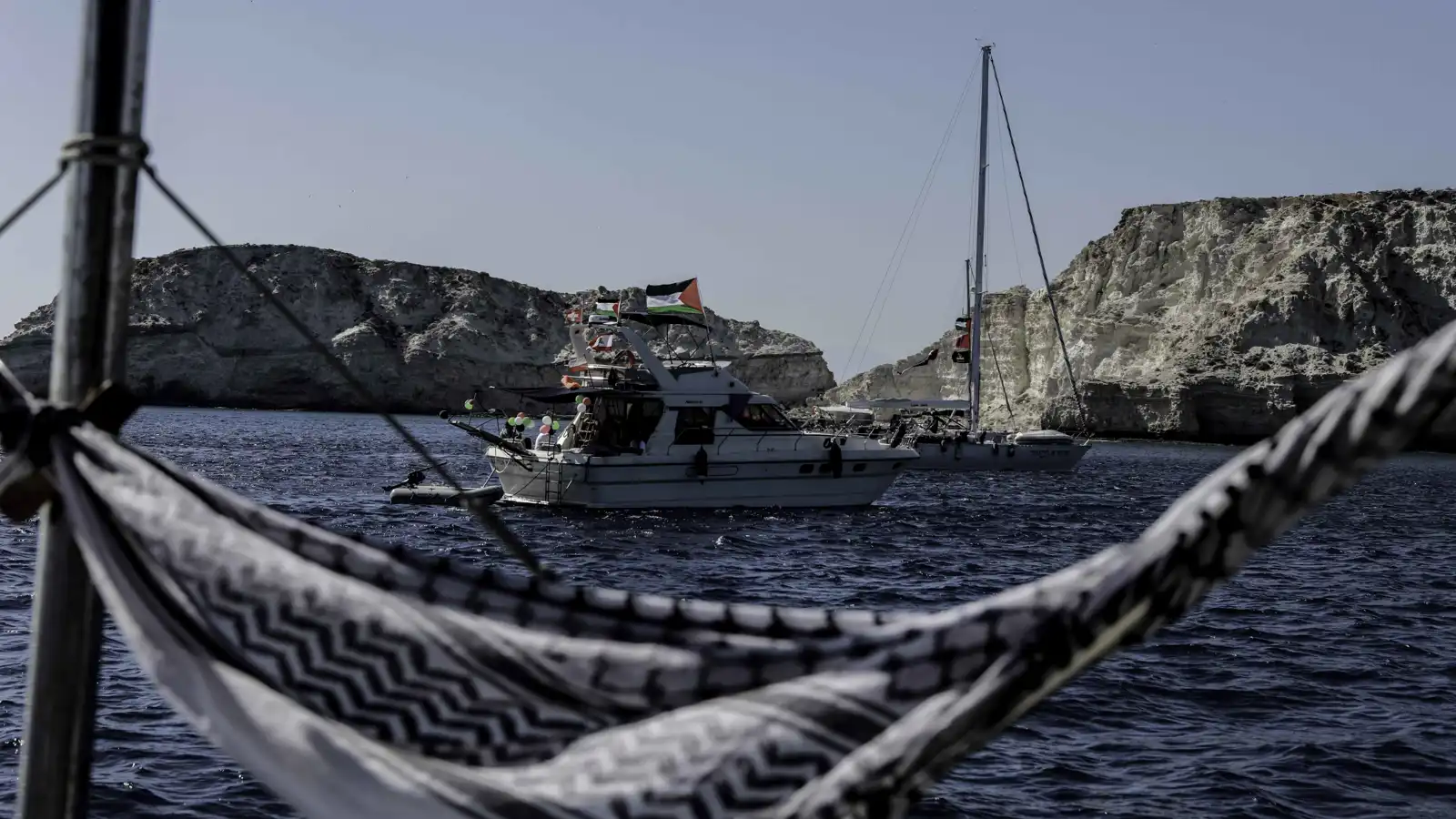 قارب من "أسطول الصمود" يرسو في قبرص