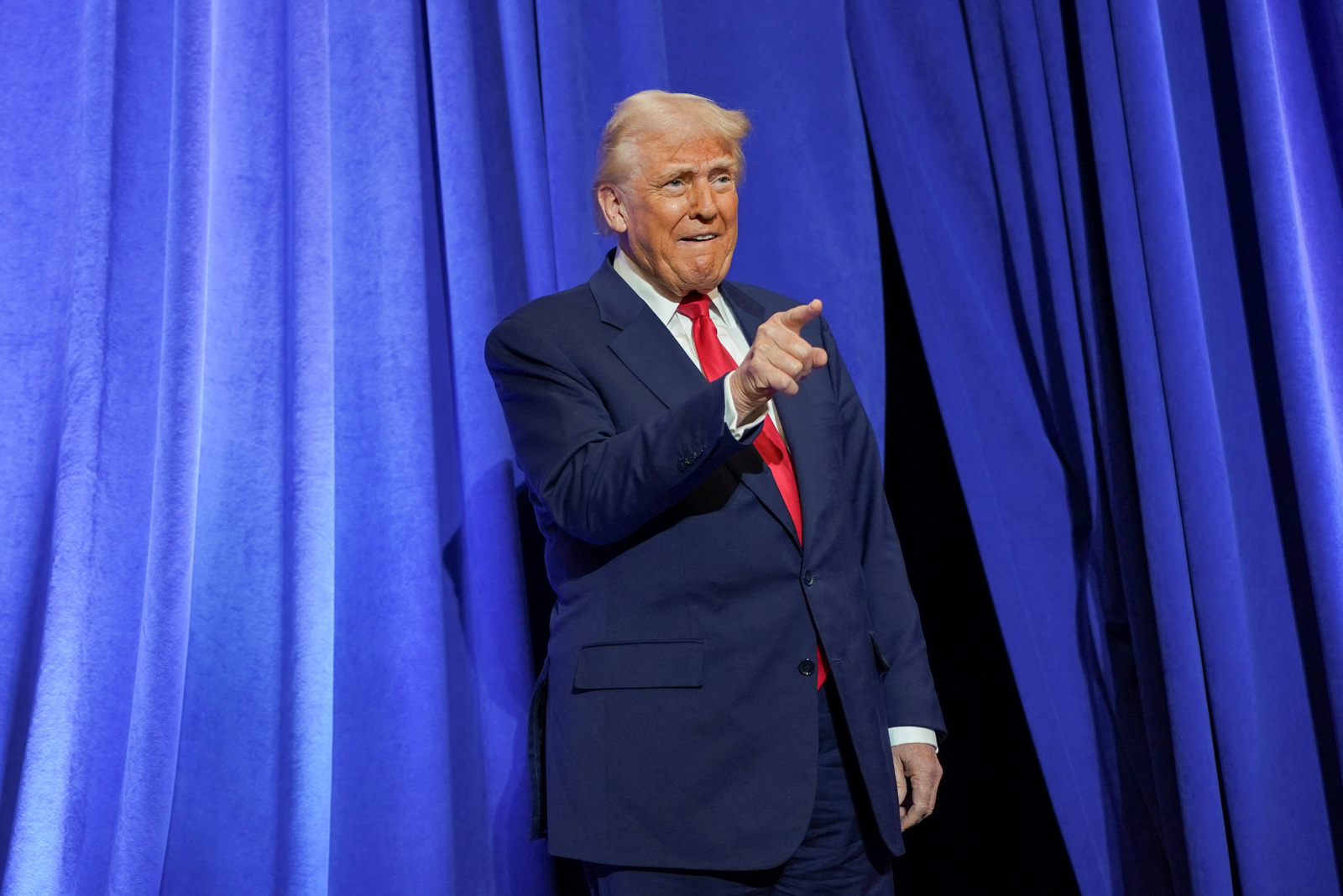 "خطوة مخزية"... تنديد بقرار ترامب تجميد الإعلام الأمريكي المستقل