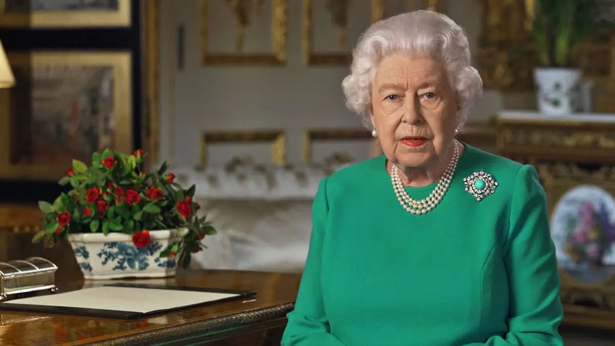 استطلاع: ثلت البريطانيين يفضلون تنحي الملكة لصالح الأمير تشارلز