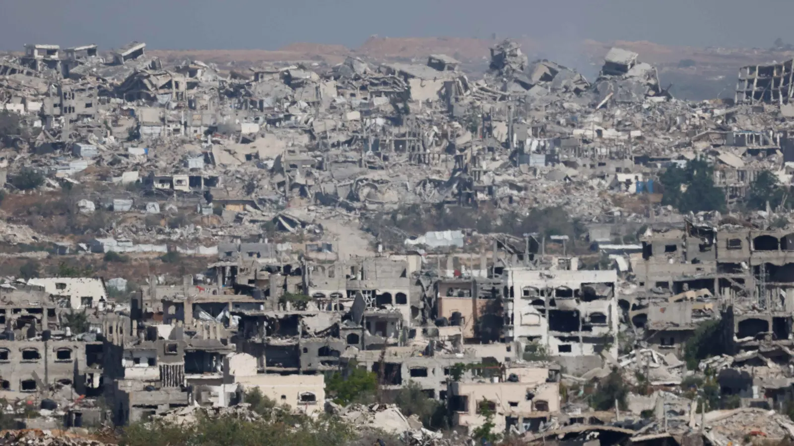 لمنع حماس من استخدامها.. الجيش الإسرائيلي يسحق أنقاض مباني غزة