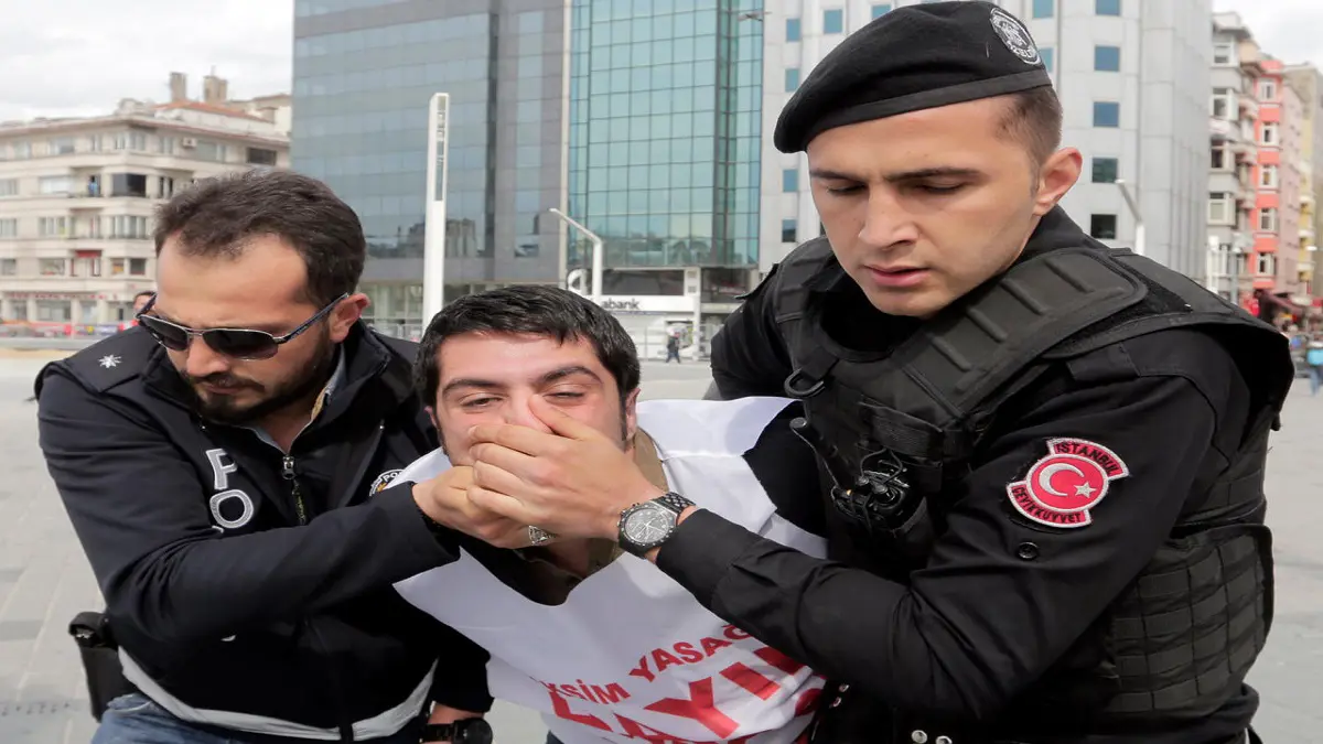 تركيا.. اعتداء على برلمانيين خلال تفريق متظاهرين في "ديار بكر"