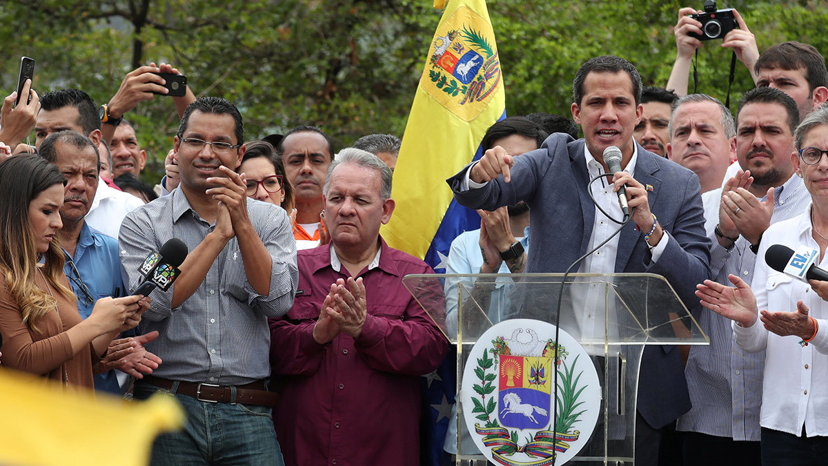 فنزويلا.. غوايدو يطلب مساعدة الجيش الأمريكي لحل أزمة بلاده