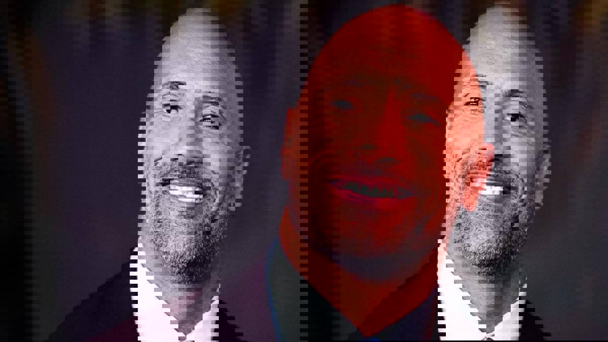 بعد إنجاب طفلتين منها.. "ذا روك" يتزوج من لورين هشيان (صور)