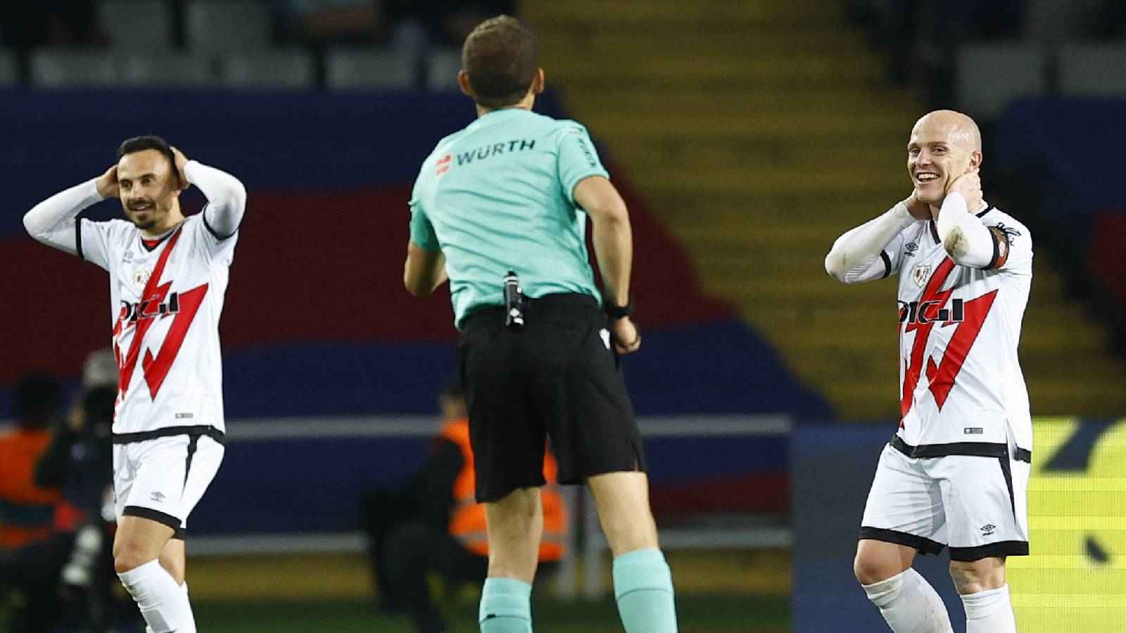 ضربة جزاء وهدف صحيح.. هل جامل التحكيم برشلونة أمام فاييكانو؟ (فيديو)