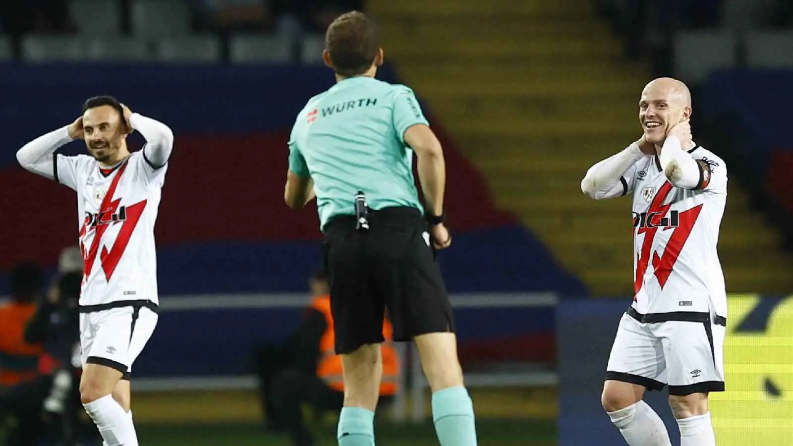 ضربة جزاء وهدف صحيح.. هل جامل التحكيم برشلونة أمام فاييكانو؟ (فيديو)