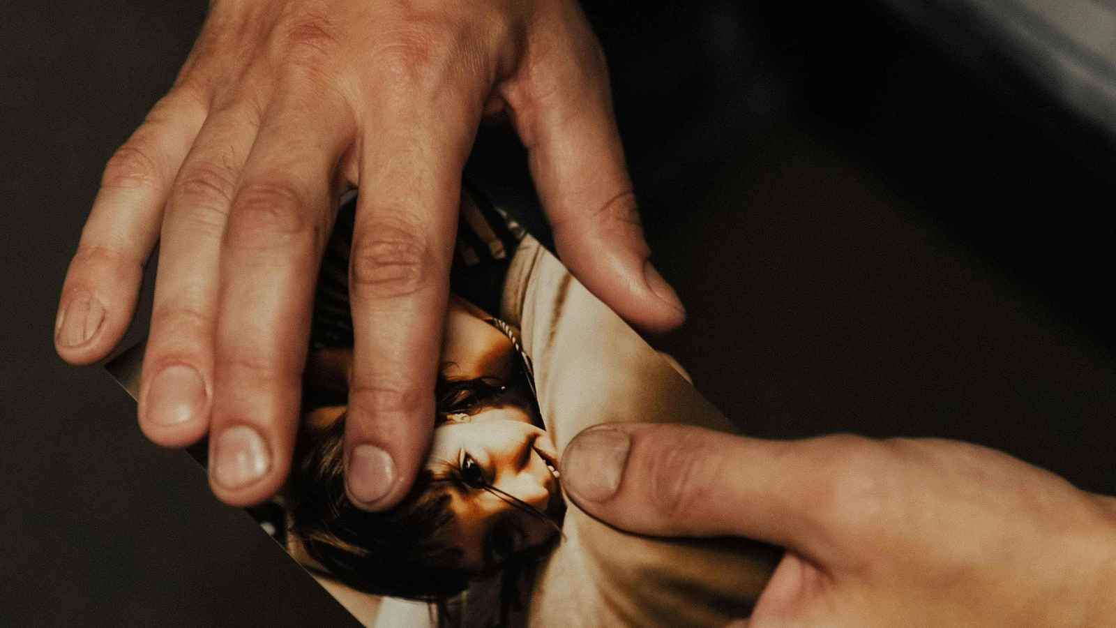 بجريمة "صادمة".. أب يعضّ طفلته حتى الموت