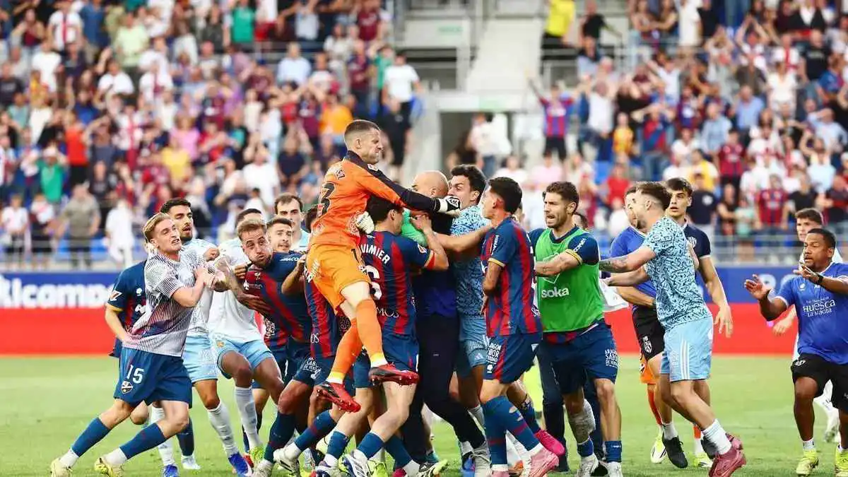 لكمة عنيفة من حارس سرقسطة ضد نجم هويسكا بدوري الدرجة الثانية الإسباني (فيديو)