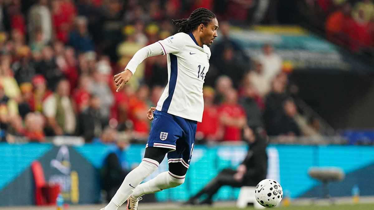 رفض غناء النشيد الوطني.. هجوم جماهيري على نجم منتخب إنجلترا