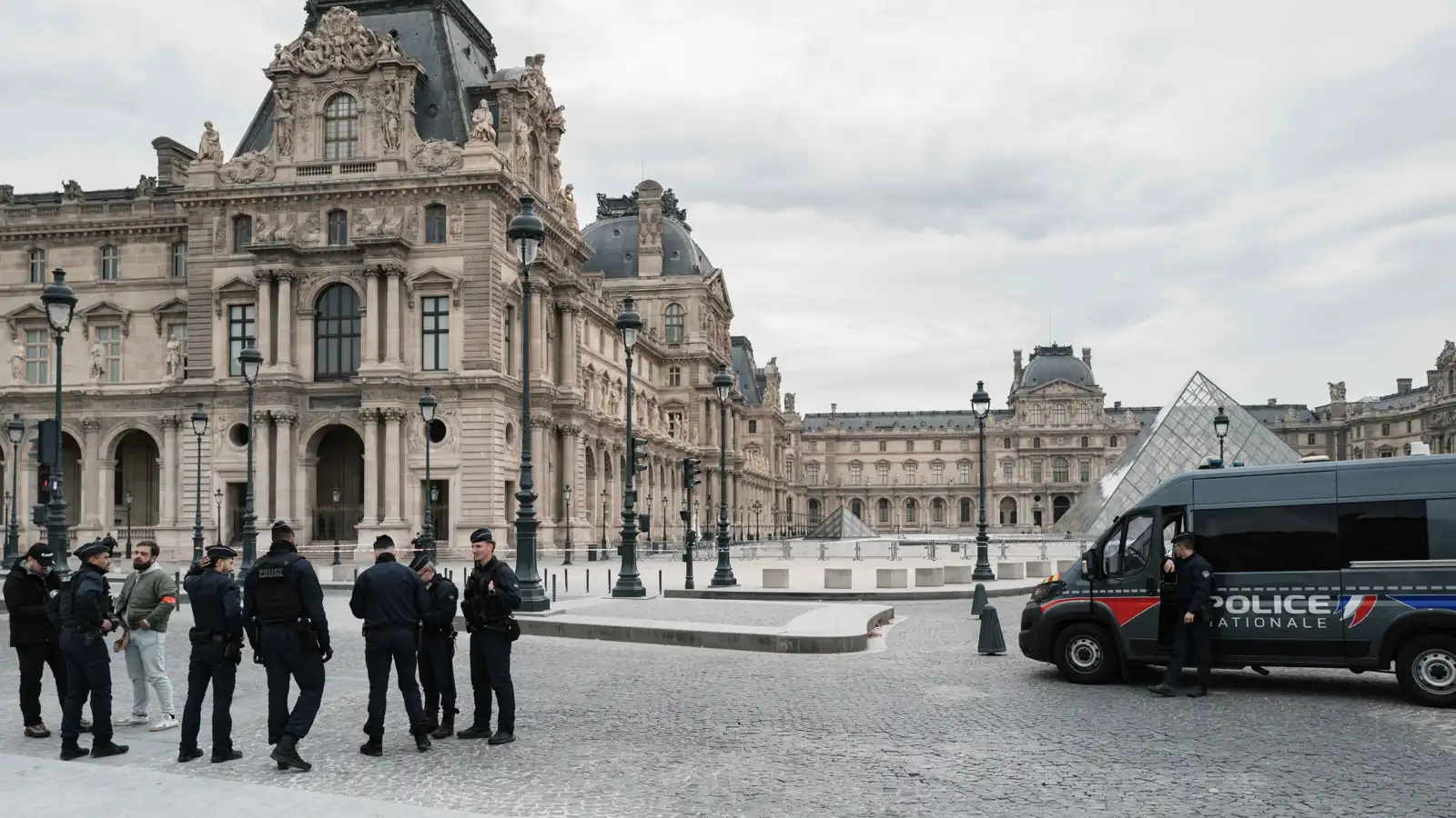 من أزمة سياسية لأخرى أمنية.. متحف اللوفر يفجر غضب الفرنسيين