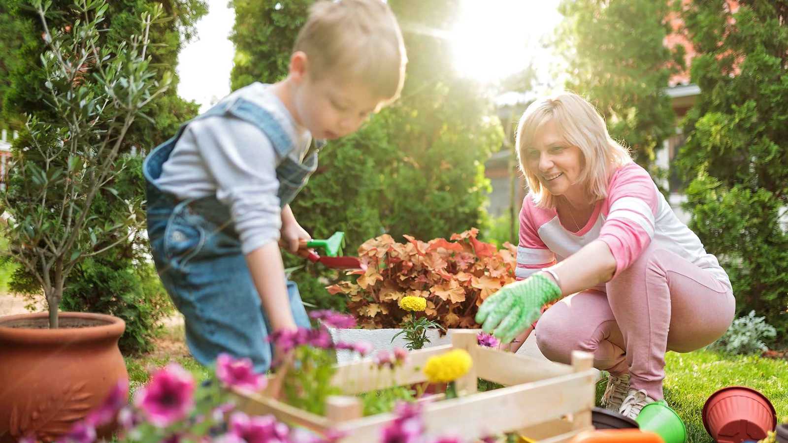 "الأبوة البطيئة".. طفولة هادئة بعيداً عن الضغوط وزحمة الحياة