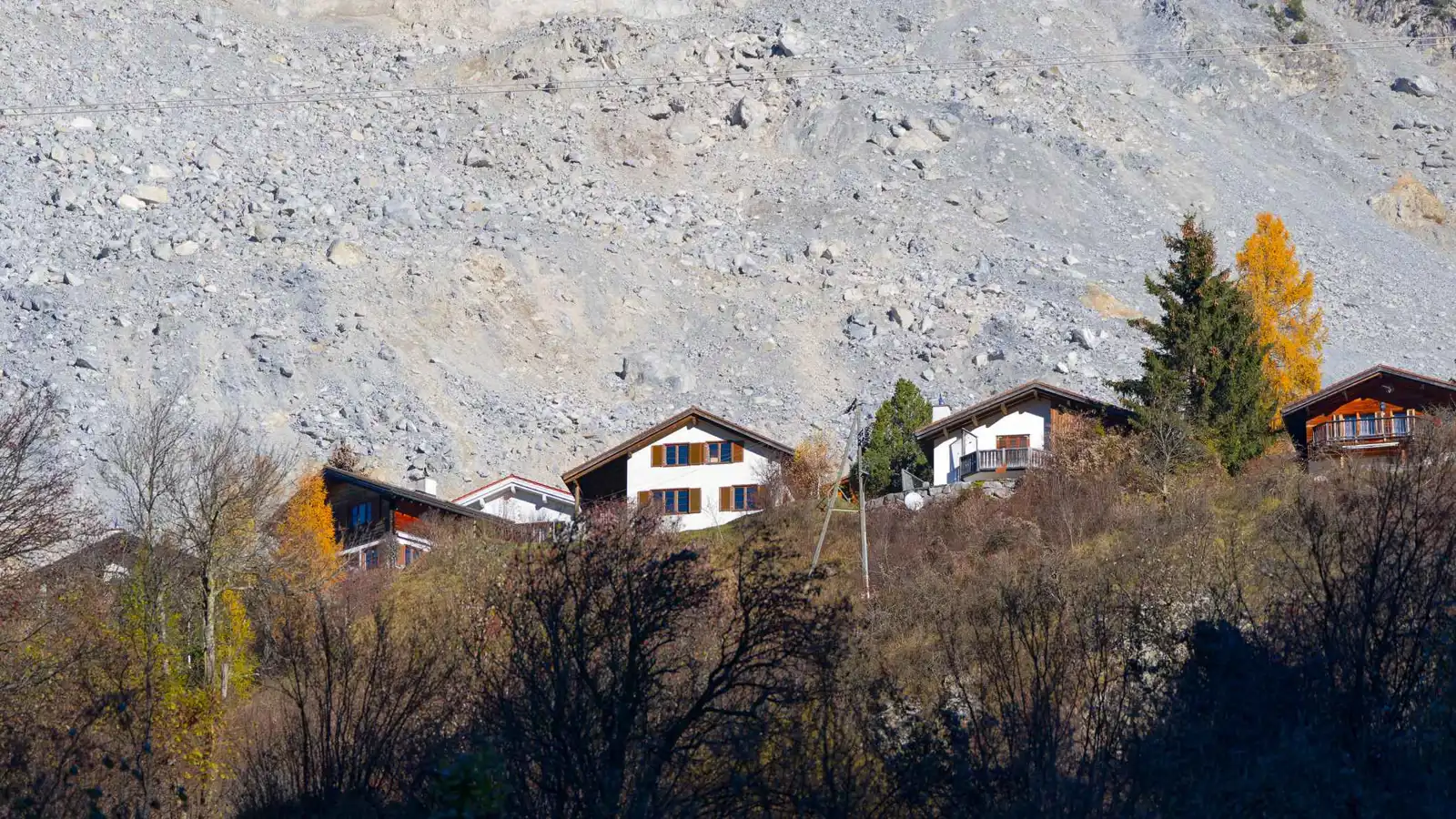 عائلة تنجو بأعجوبة بعد انهيار أرضي في بريطانيا (صور)