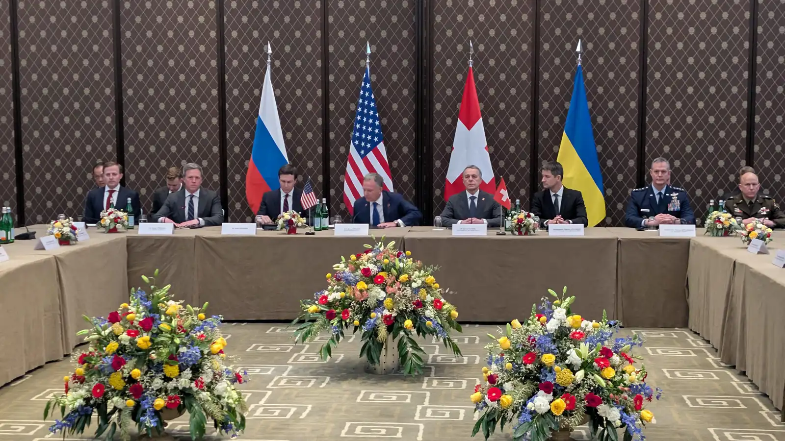 من الجبهات إلى الغرف المغلقة.. مسارات دبلوماسية معقدة لإنهاء حرب أوكرانيا