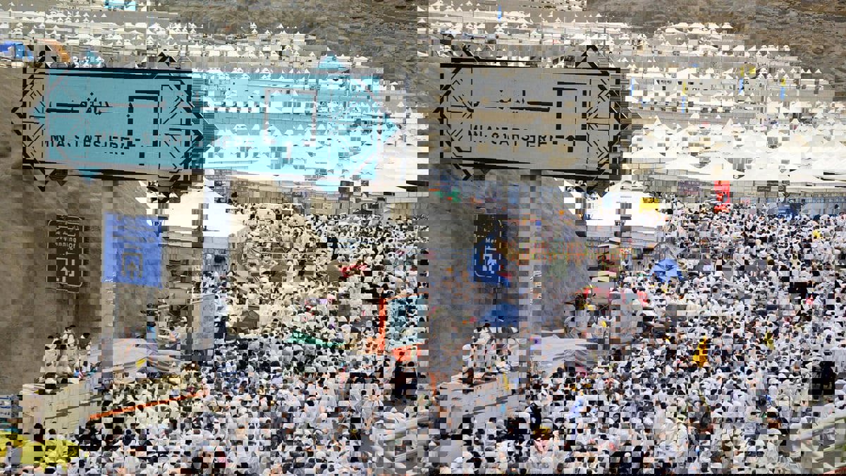 الحجاج يقضون يوم التروية في منى قبل الصعود إلى عرفات