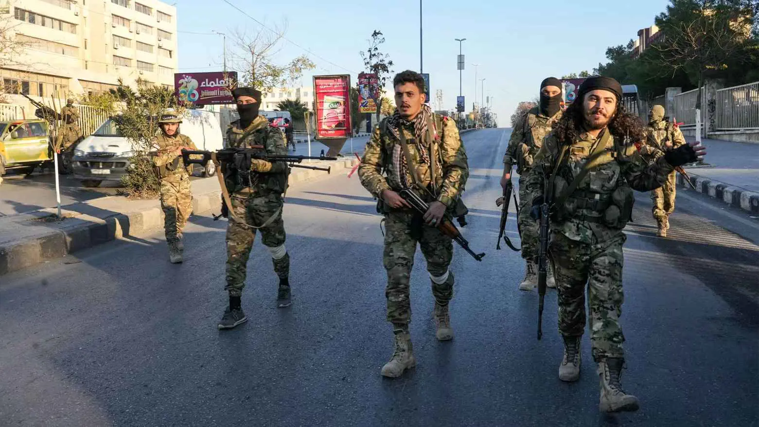 "العمشات والحمزات".. نفوذ الفصائل يربك المشهد السوري