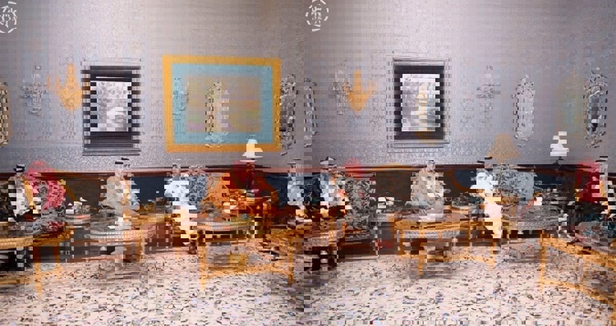 العاهل السعودي يزور الأمير مقرن بعد ساعات من إعفائه